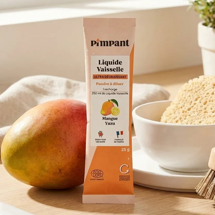 Recharge liquide vaisselle Mangue Pimpant 25g en stick écologique sur plan de travail cuisine