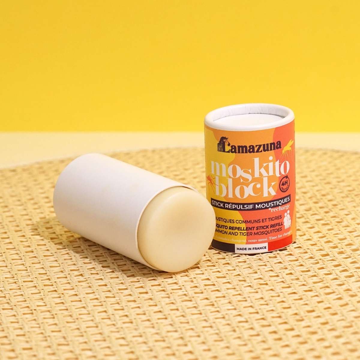 Recharge anti-moustique sur fonds jaune.