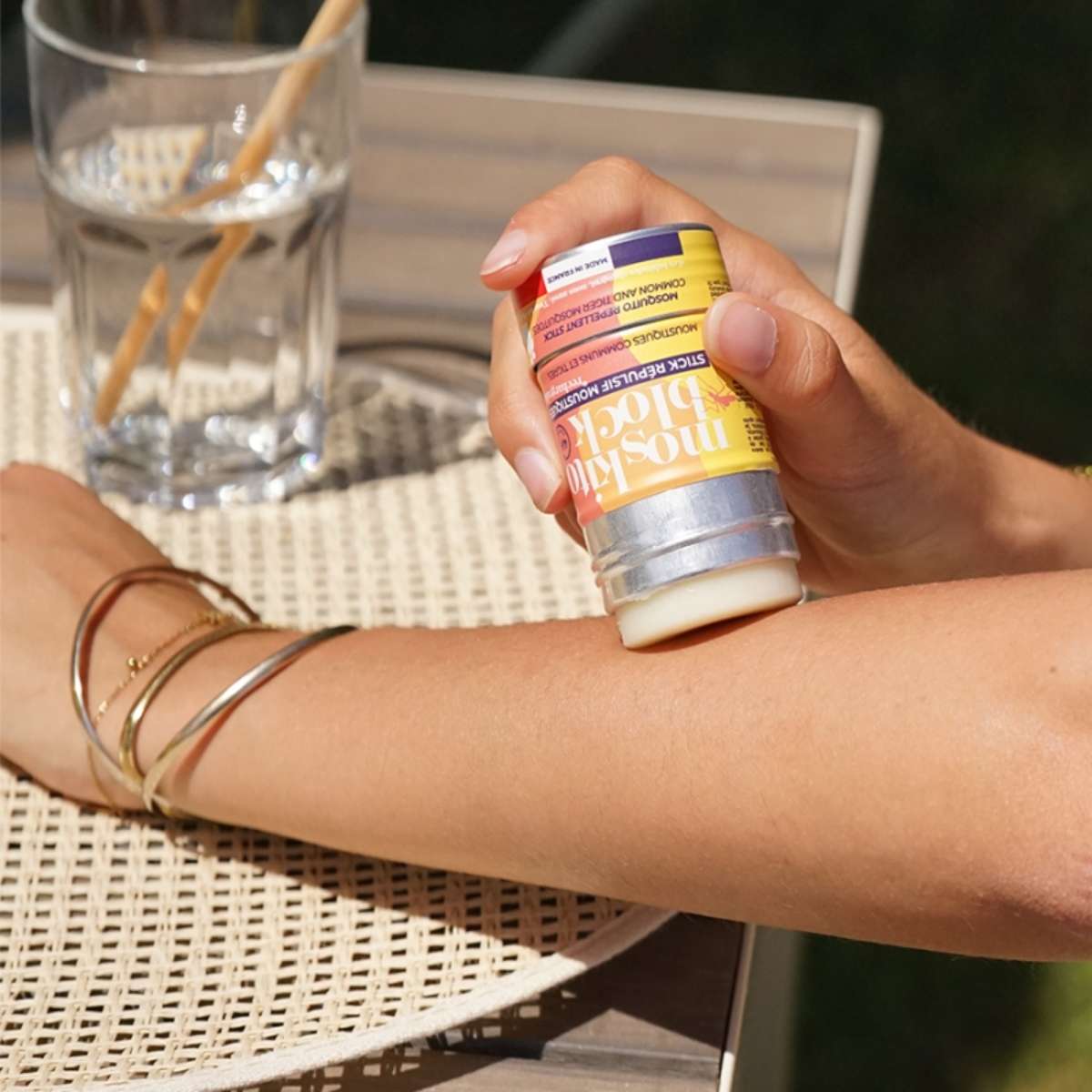 Quelqu'un entrain de s'appliquer la recharge anti-moustique.