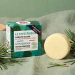 Recharge parfum solide Le Mystérieux Lamazuna 20ml sur surface verte avec aiguilles de pin