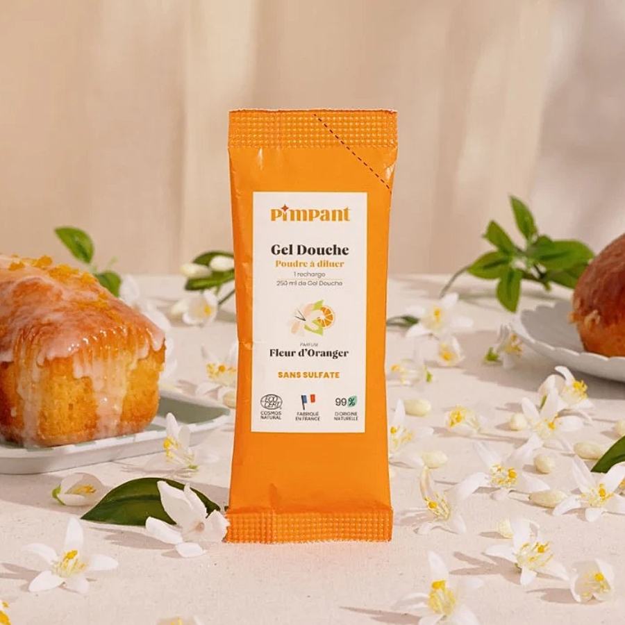 Recharge de gel douche à la fleur d'oranger en poudre à diluer de la marque Pimpant, avec des fleurs d'oranger autour