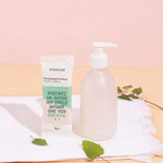 Stick de Shampoing purifiant en poudre Pimpant de 30 g pour cheveux normaux à tendance grasse posé ) côté d'un flacon en verre