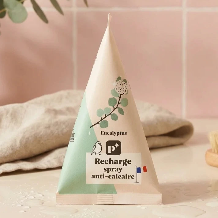 Recharge spray anti-calcaire Pimpant berlingot 50g sur comptoir salle de bain