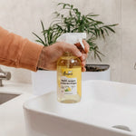 Recharge spray multi-usages Pimpant Verbena citron en berlingot 50g au-dessus d'un lavabo blanc