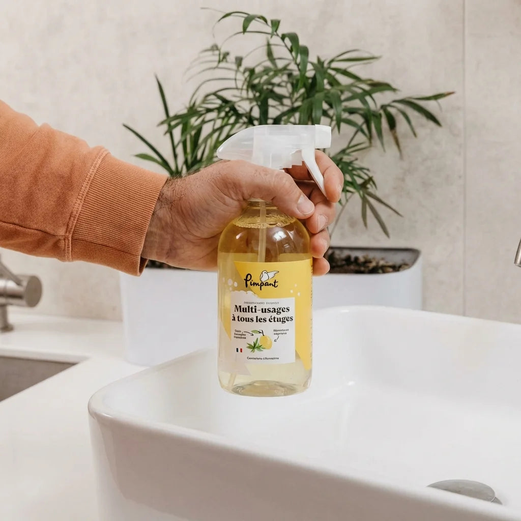 Recharge spray multi-usages Pimpant Verbena citron en berlingot 50g au-dessus d'un lavabo blanc
