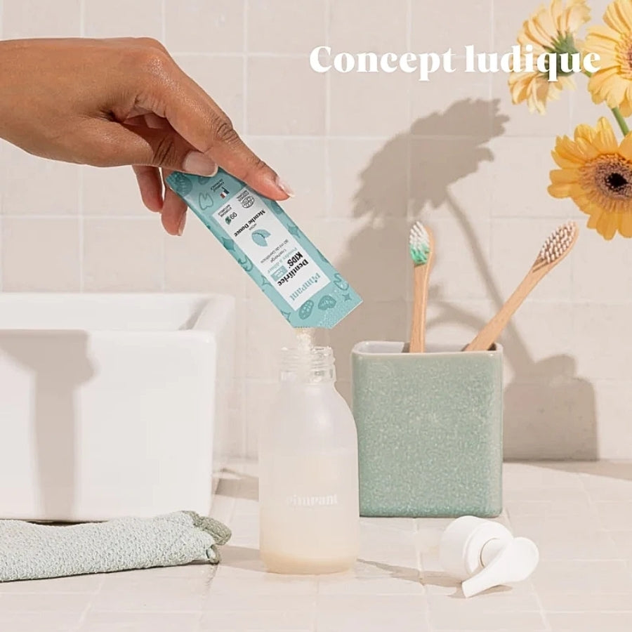 Remplissage d'un flacon avec du dentifrice en poudre à diluer à la menthe douce Kids de la marque Pimpant
