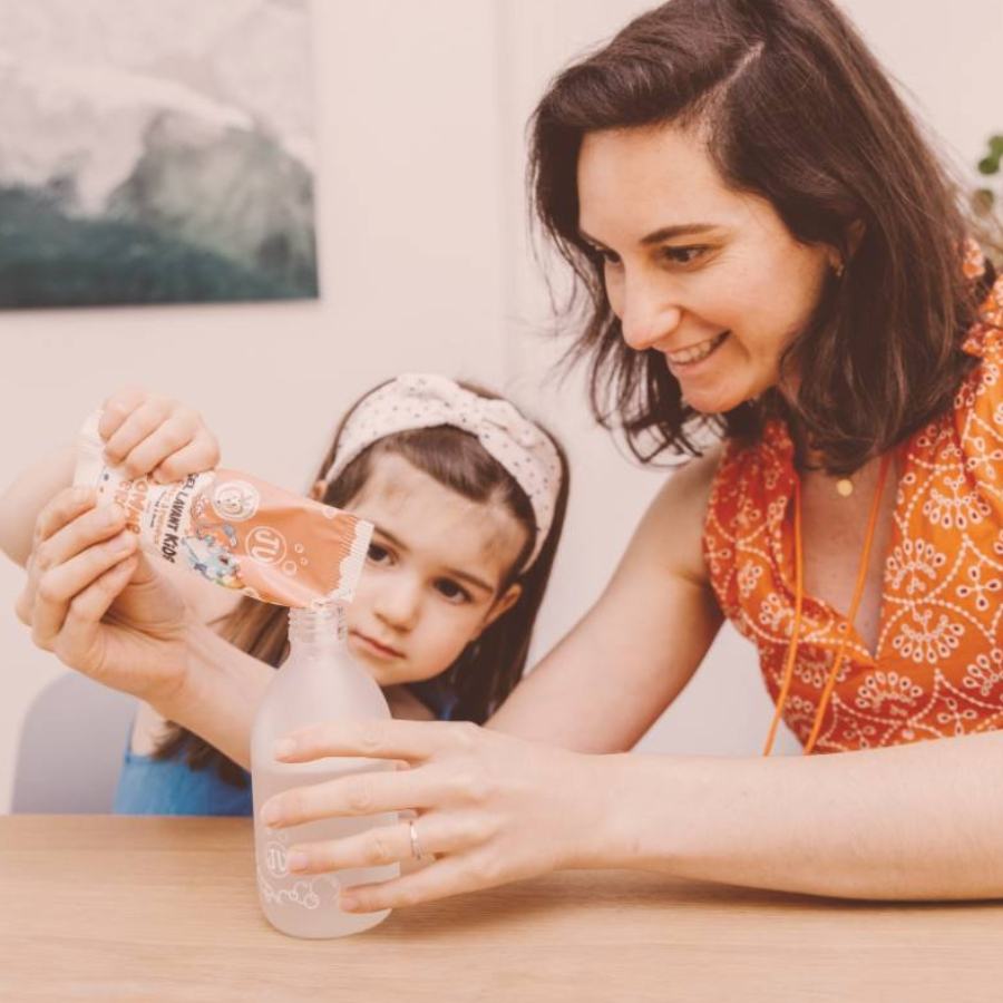 Mère et fille remplissant un flacon avec du gel lavant kids 2 en 1 en poudre de la marque Pimpant