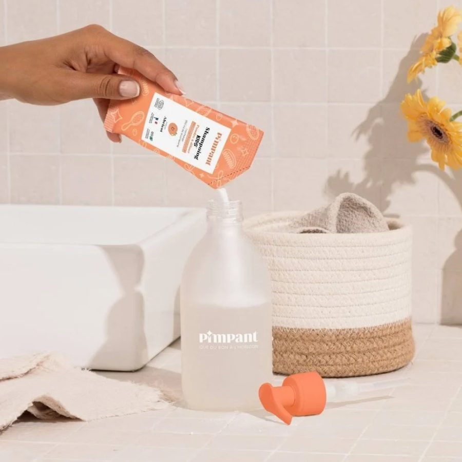 Remplissage du flacon avec la recharge de shampoing kids en poudre de la marque Pimpant