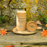 Packshot d'Un Répulsif Moustique Solide au Beurre de Murumuru Comme Avant sur une jolie coupelle en marbre devant un mur de pierre