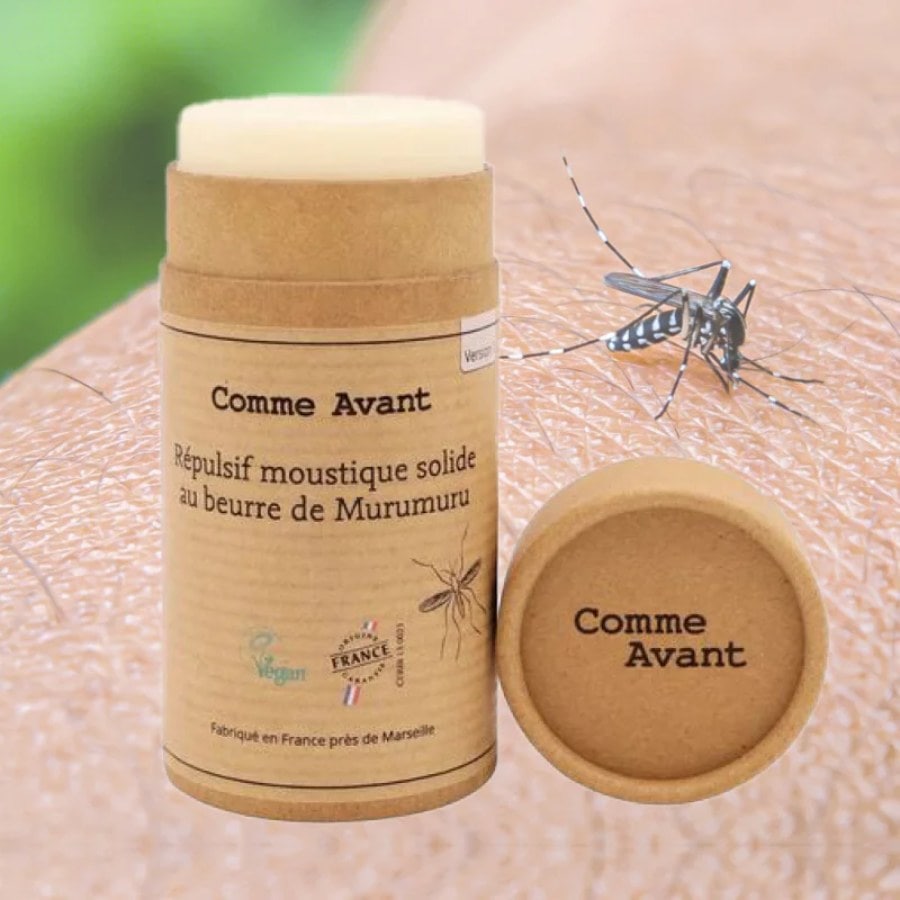 Un Répulsif Moustique Solide au Beurre de Murumuru Comme Avant devant un moustique posé sur un bras