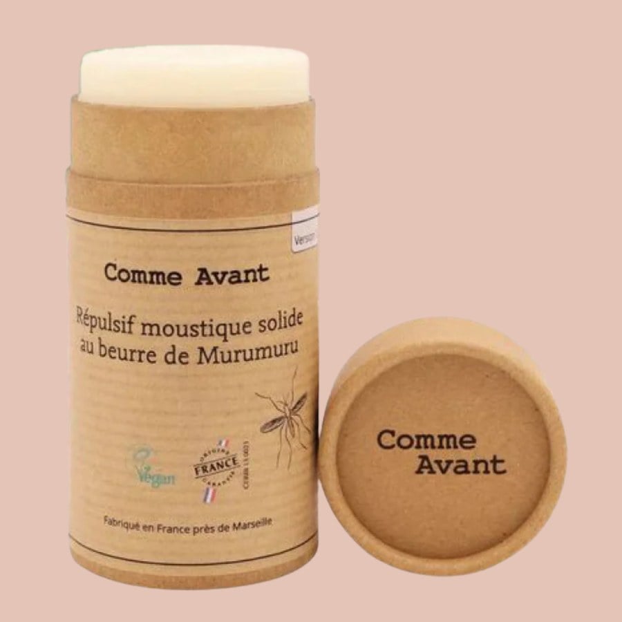 Un Répulsif Moustique Solide au Beurre de Murumuru Comme Avant sur un joli fond rose