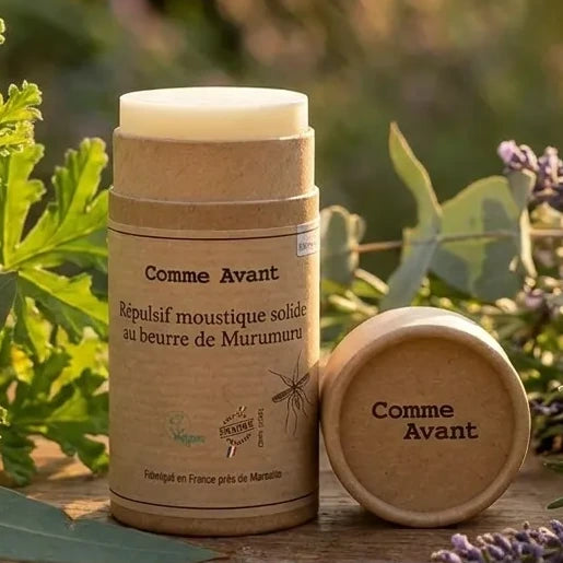 Répulsif moustique solide Murumuru Comme Avant en packaging bois, entouré de plantes naturelles