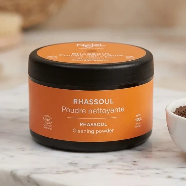 Rhassoul en poudre Najel 150g avec bol de préparation sur marbre blanc