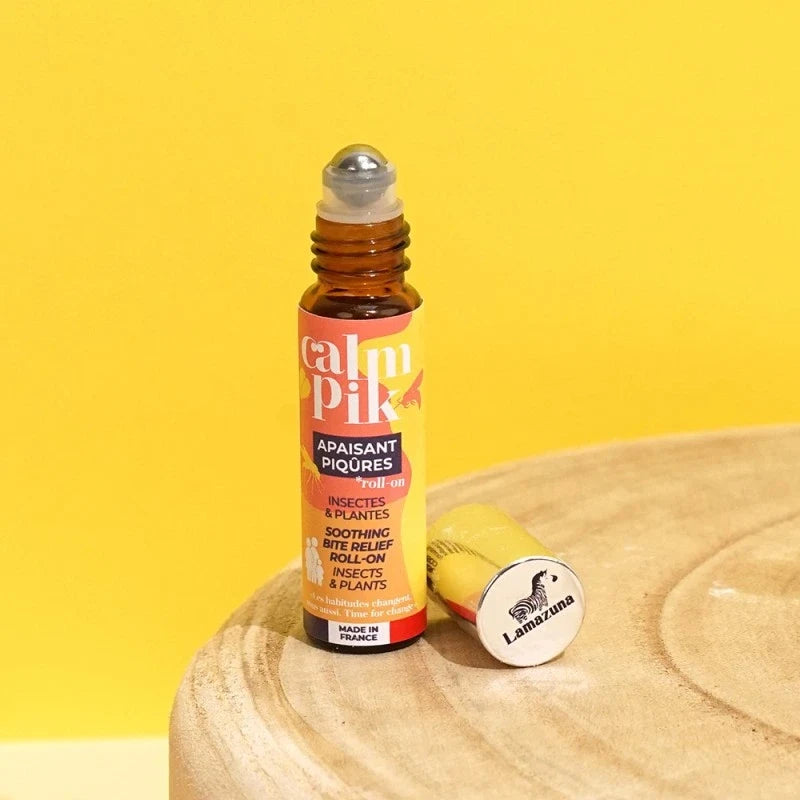 Un roll on apaisant piqûre moustique Calm Pik de Lamazuna posé sur une table en bois