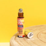 Un roll on apaisant piqûre moustique Calm Pik de Lamazuna posé sur une table en bois