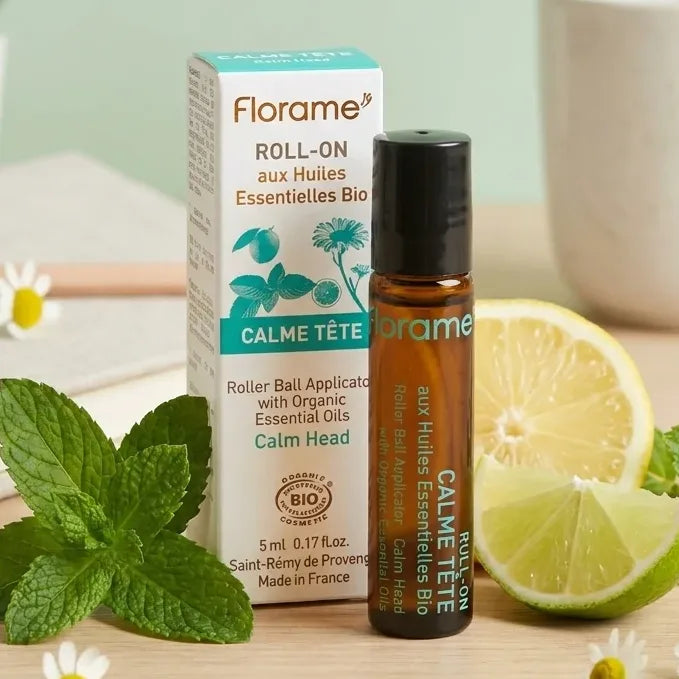 Roll-on Calme Tête Bio Florame 5ml sur plan de travail wellness avec menthe fraîche
