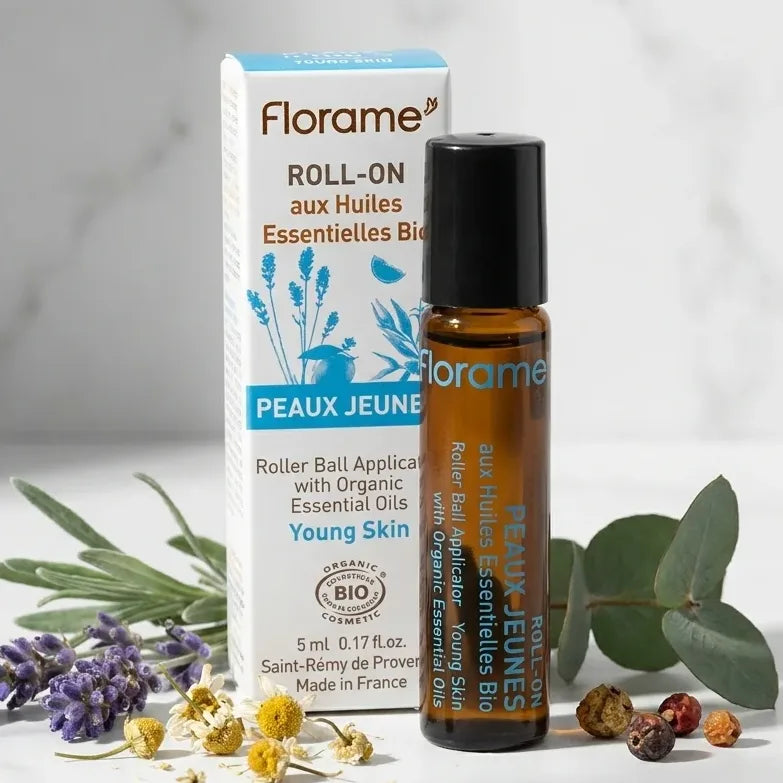 Roll-on Peaux Jeunes Bio Florame 5ml avec lavande et botaniques sur marbre blanc