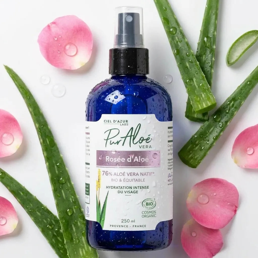 Rosée d'Aloé Bio Pur'Aloé 250ml avec feuilles d'aloe vera et pétales de rose sur fond blanc