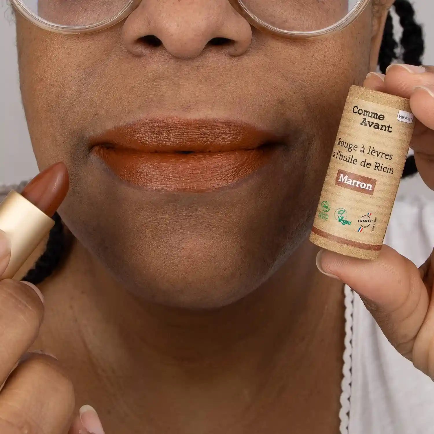 Une dame ayant appliqué le rouge à lèvres couleur marron de chez comme avant