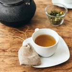 Sachet à thé voile de lin bio Angie Be Green avec infusion dorée et herbes séchées