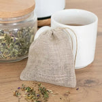Sachet à thé en lin bio Angie Be Green avec herbes séchées et mug blanc