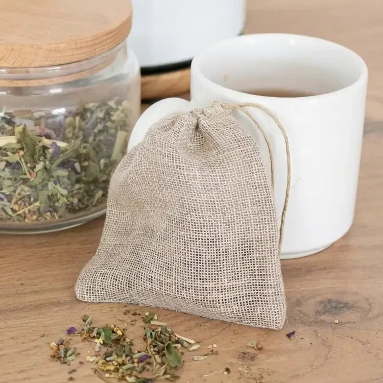 Sachet à thé en lin bio Angie Be Green avec herbes séchées et mug blanc