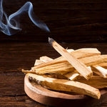 des Bâtonnets de Palo Santo en train de bruler