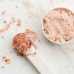Du sel rose de l Himalaya Comptoirs et Compagnie dans un bol