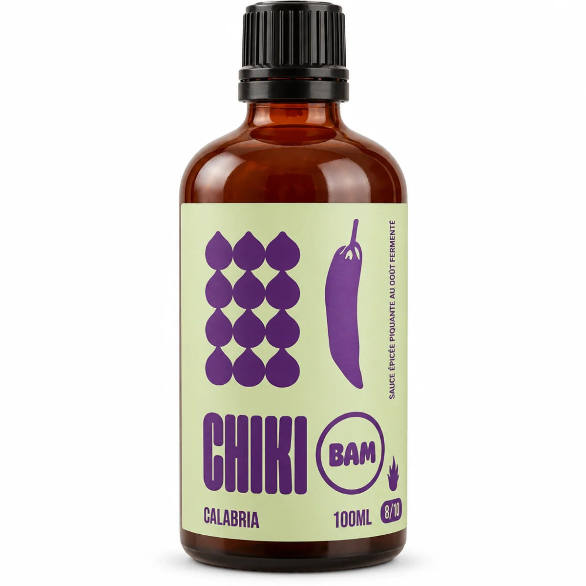 Flacon compte-gouttes en verre ambré de sauce piquante bio Chiki Bam Calabria 100 mL, intensité 8/10, sur fond blanc