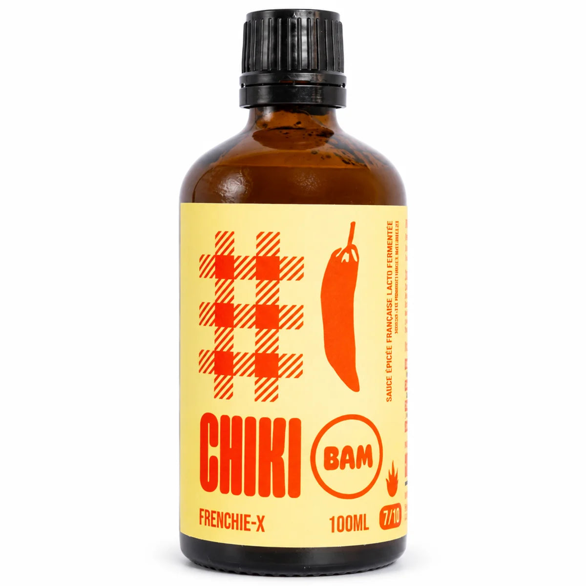 Sauce piquante bio Frenchie X Chiki Bam 100 mL, intensité 7/10, flacon en verre ambré à étiquette vichy rouge et orange