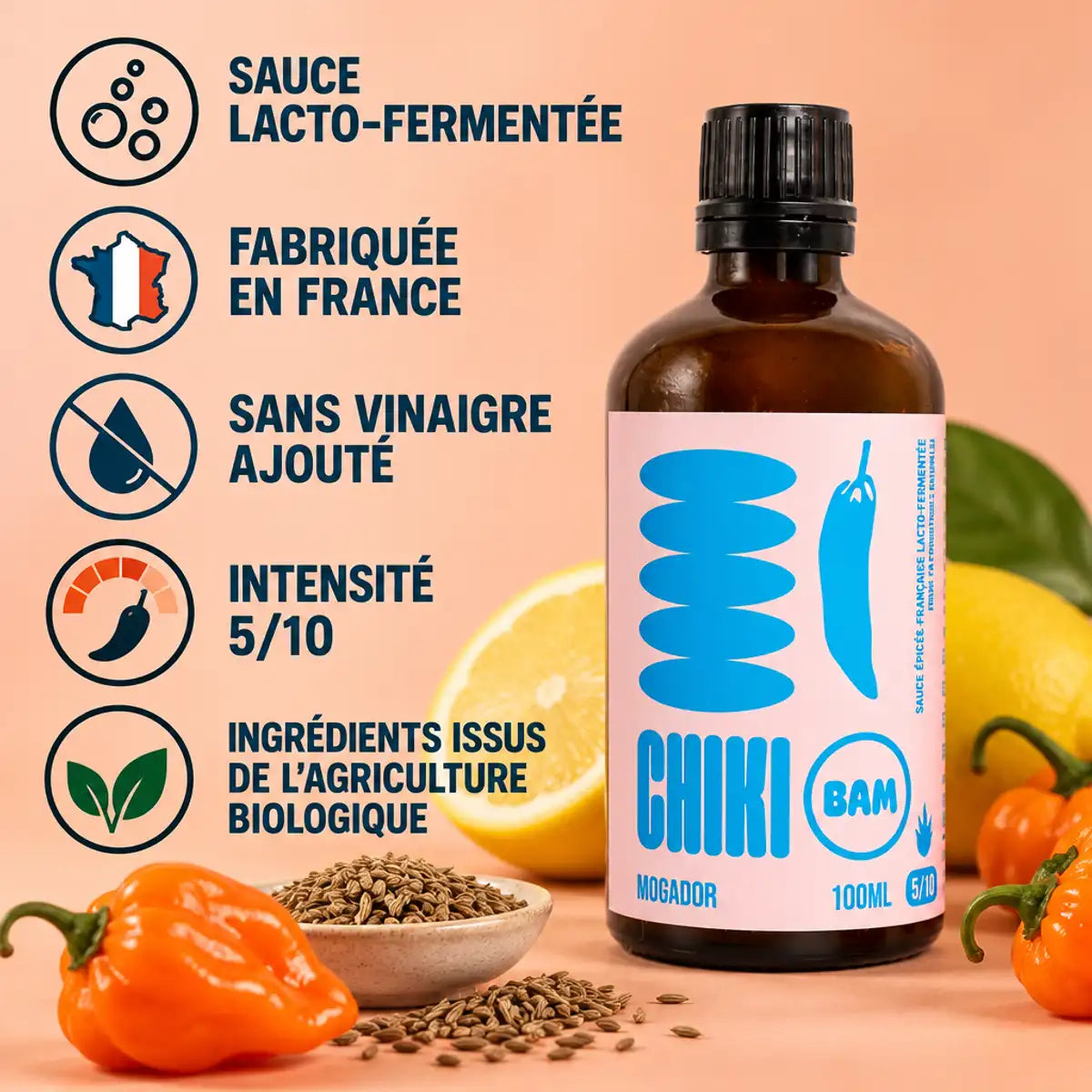 Sauce piquante bio Mogador Chiki Bam 100 mL, lacto-fermentée, fabriquée en France, intensité 5/10, sur fond pêche