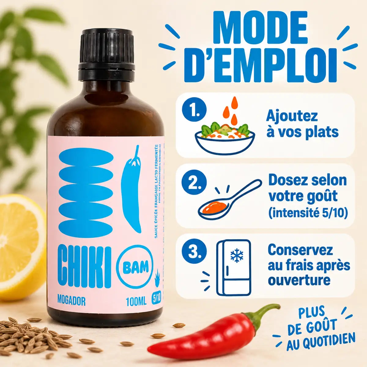 Sauce piquante bio Mogador Chiki Bam 100 mL, intensité 5/10, avec mode d'emploi en 3 étapes sur fond crème