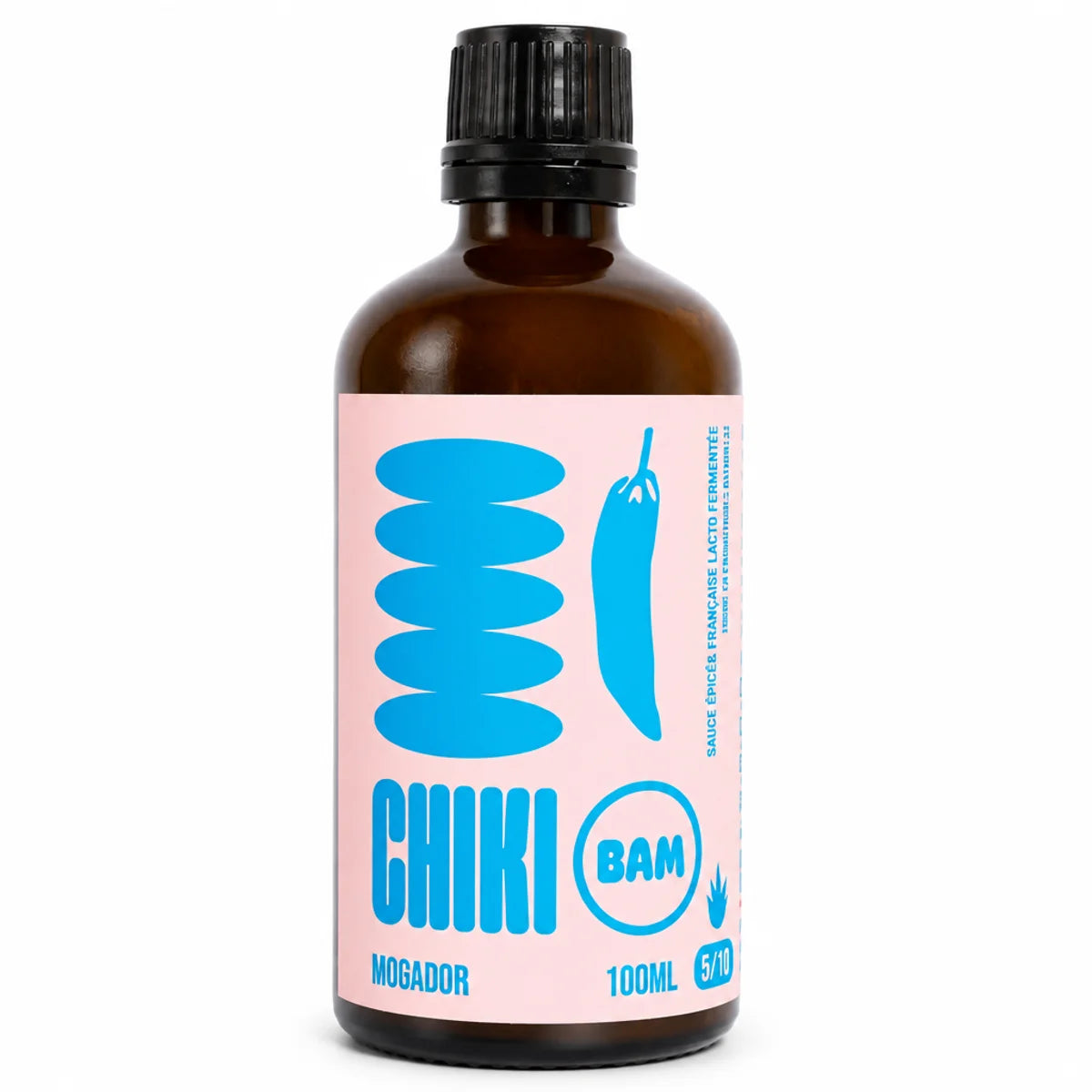 Bouteille de sauce piquante bio Mogador Chiki Bam 100 mL, intensité 5/10, étiquette saumon et graphismes bleus, fond blanc