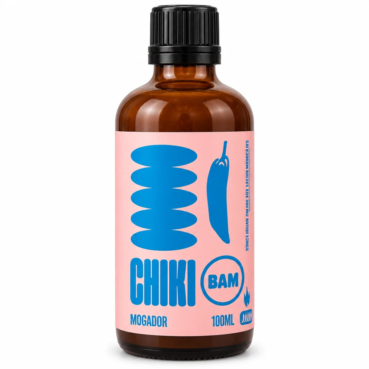 Sauce piquante bio Mogador Chiki Bam 100 mL, bouteille en verre ambré à étiquette rose, fond blanc, intensité 5/10