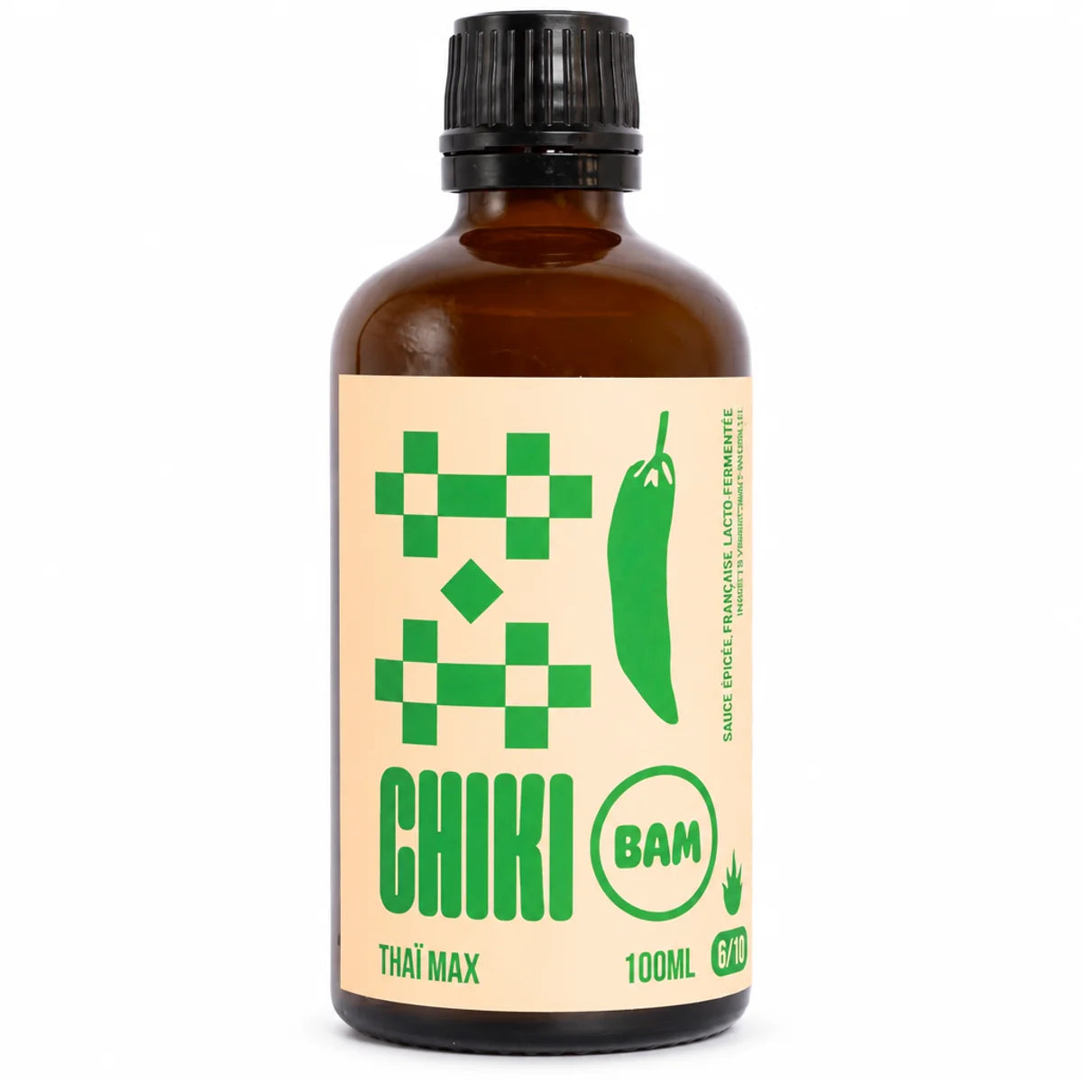 Bouteille en verre ambré de sauce piquante bio Thaï Max Chiki Bam 100 mL, intensité 6/10, sur fond blanc