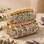 Fagot de purification sauge blanche et palo santo sur autel de méditation avec cristaux