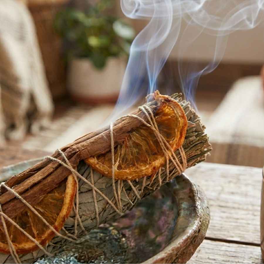 zoom sur un fagot de purification de sauge orange et cannelle