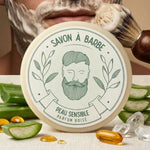 Savon à barbe peau sensible - mousse riche appliquée sur visage avec feuilles d'aloe vera