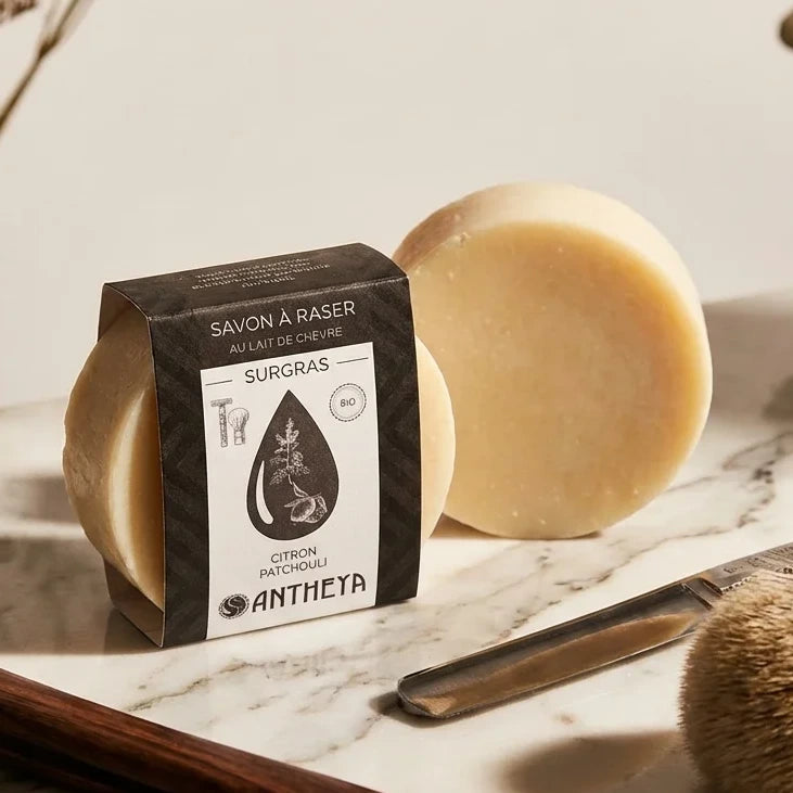 Savon à raser au lait de chèvre Antheya 90g sur marbre avec accessoires de rasage