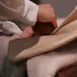 Utilisation du Savon d'Alep 200 g de Najel sur un tissu 