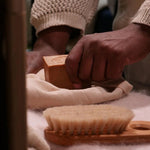 Personne utilisant le Savon d'Alep 200 g de Najel sur un tissu 