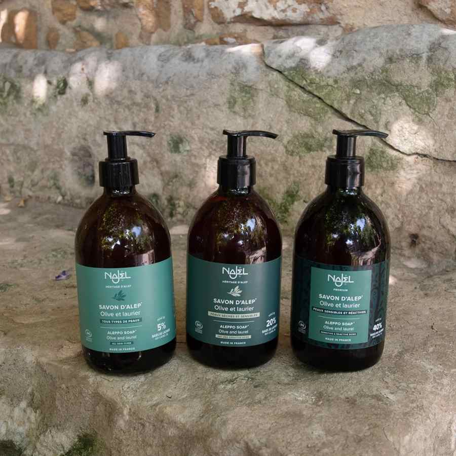 Savon d'Alep liquide 20% Najel 500ml en flacon en extérieur aux côtés de ceux à 5% et 40% 