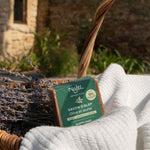 Savon d'alep olive et laurier 12% Najel posé sur un panier en osie, un linge blanc et de la lavande