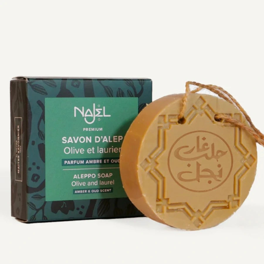 Un pain de Savon d’Alep Olive & Laurier parfum Ambre & Oud de 150g Najel avec son emballage carton