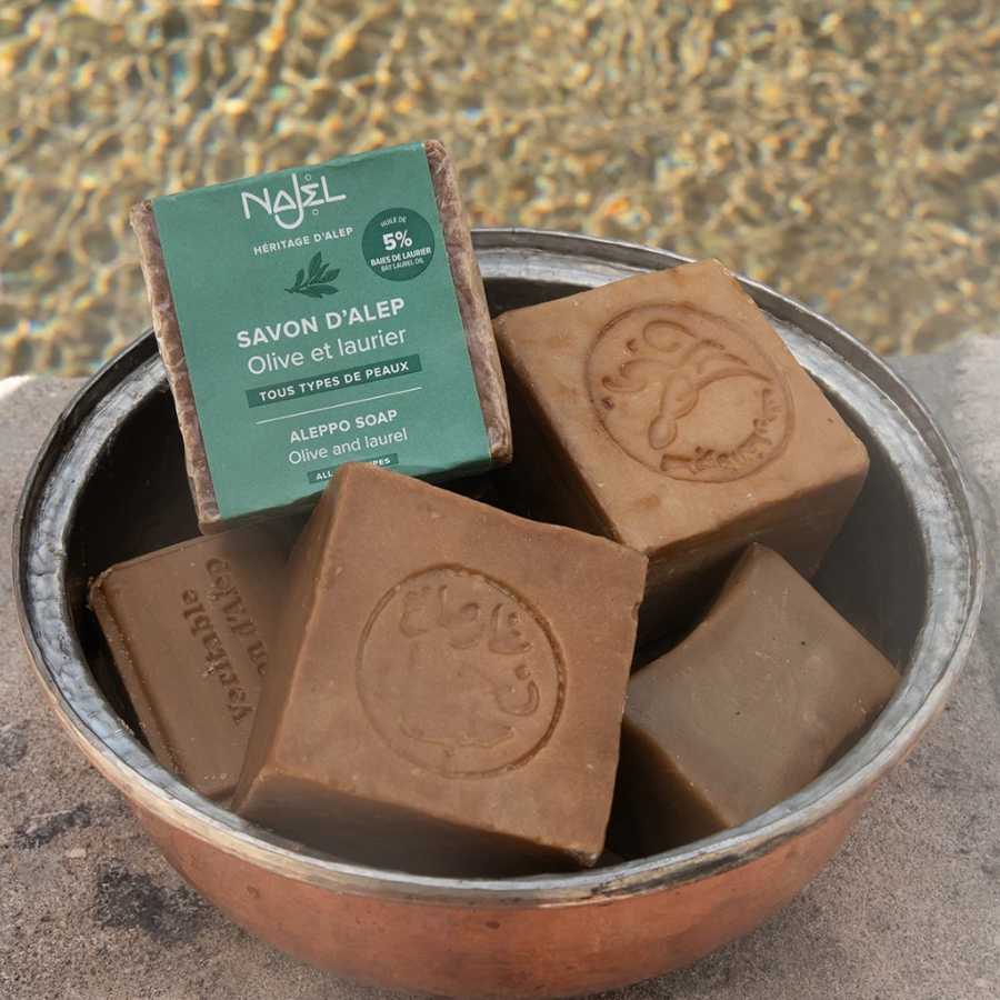 Savon d'Alep Najel 5% HBL 190g posé dans un contenant métallique 