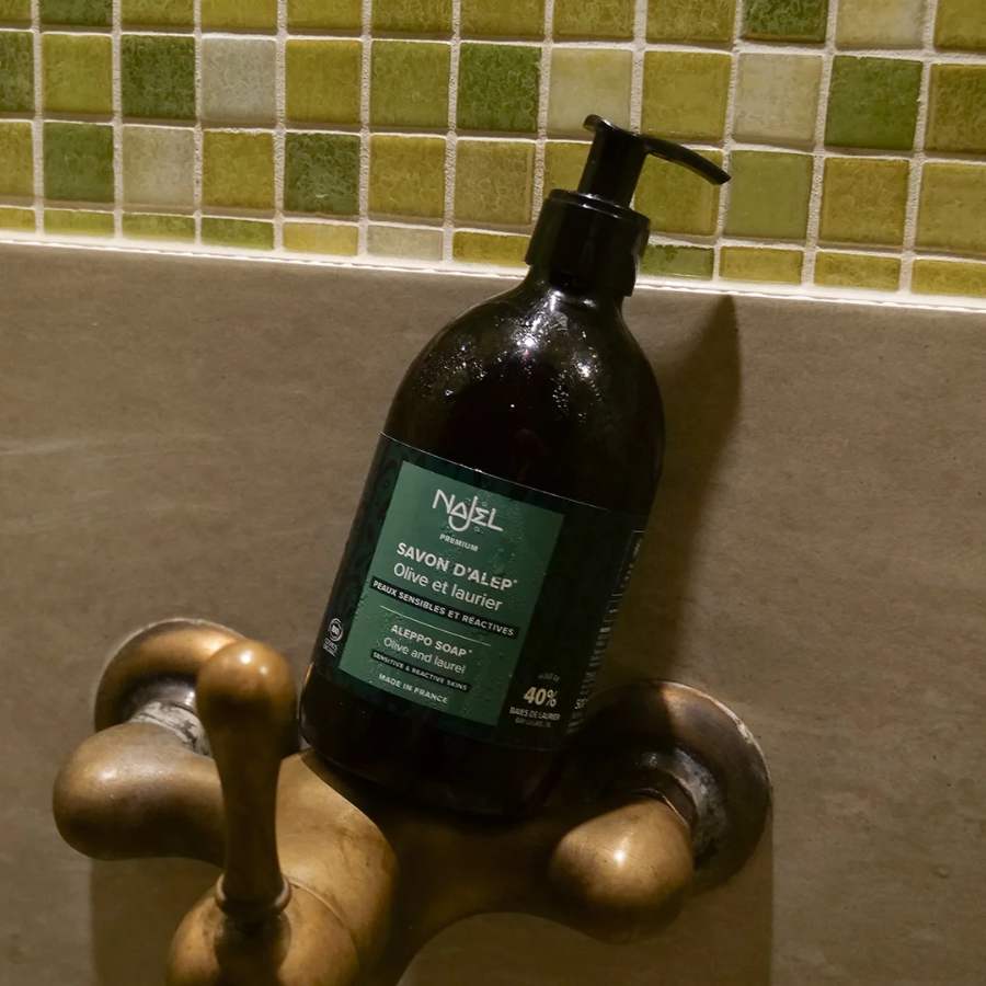 Savon d'Alep liquide 40% Najel 500ml avec pompe posé dans une salle de bain