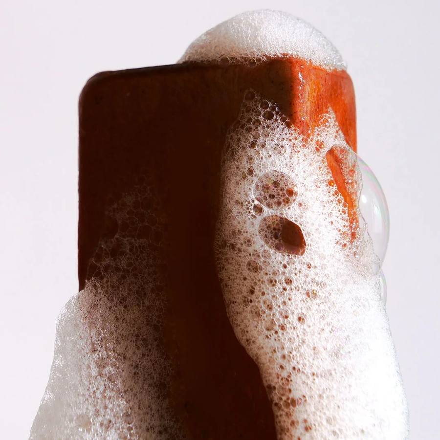 Savon d'alep au rhassoul et à l'huile d'argan de la marque Najel avec de la mousse dessus