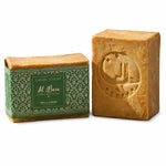 Savon d'Alep Al Bara 20% Laurier 200g avec sa boîte verte sur fond blanc