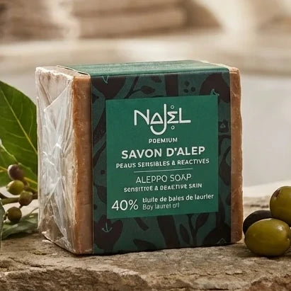 Savon d'Alep Najel 40% huile de baies de laurier dans son emballage vert et noir avec branches de laurier frais