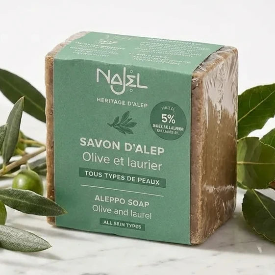 Savon d'Alep Najel 5% HBL 190g avec branches d'olivier et feuilles de laurier sur marbre